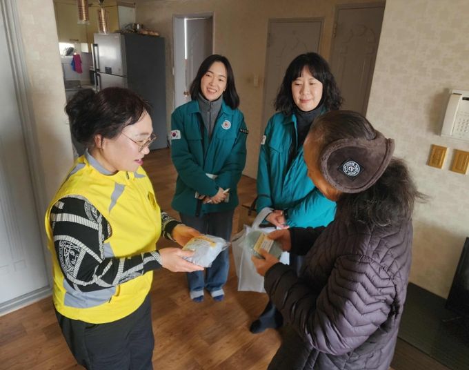 독거노인 위한 '목도리 나눔' 진행