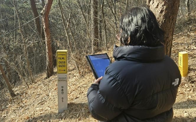 서산시가 부춘산에 있는 국가지점번호판을 점검하는 모습
