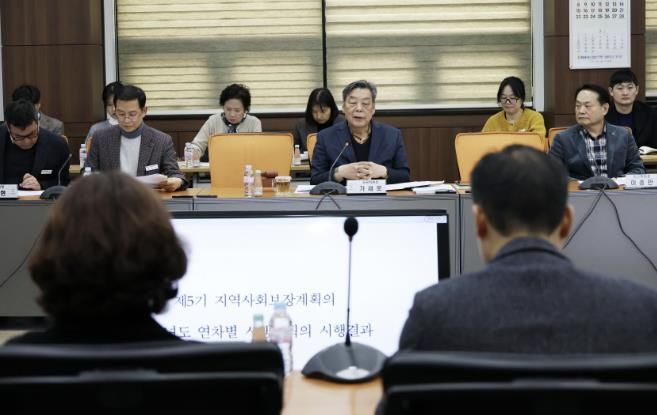 23일 군청 중회의실에서 진행된 대표협의체 회의 모습.