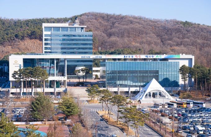 1. 천안시청 전경.
