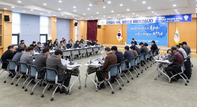 지난 24일 직무성과계약과제 보고회 후 전상욱 부군수와 실과, 읍면장이 단체 기념촬영을 하고 있다.