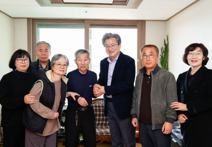 25일 정용래 유성구청장과 관계자가 오봉록 애국지사 자녀 오우룡 씨(오른쪽에서 네 번째) 가정을 방문해 위문했다