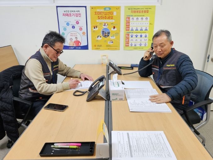 포항시북구치매안심센터는 포항형산시니어클럽과 협력해 재가 치매환자의 고독사 예방 및 돌봄 사각지대 해소를 위한 정기상담 업무를 추진중인 모습.