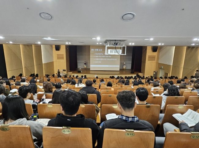 울산 지역 현장체험학습 담당자들이 25일 본청 대강당에서 '현장 체험학습 안전 관리 강화 방안' 연수를 듣고있다.