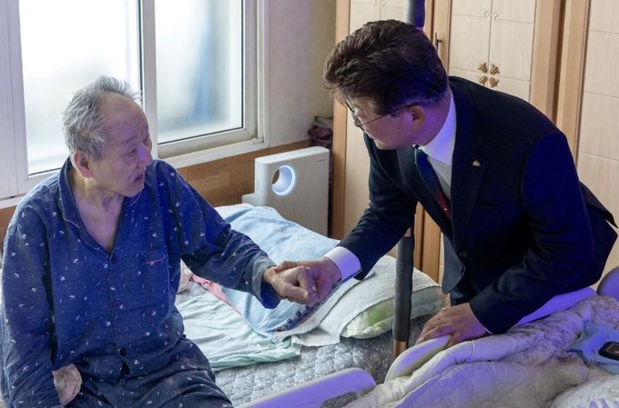 최충규 대덕구청장(사진 오른쪽)이 독립유공자 후손 정한백 씨의 자택을 방문해 감사와 존경의 뜻을 전하고 있다.