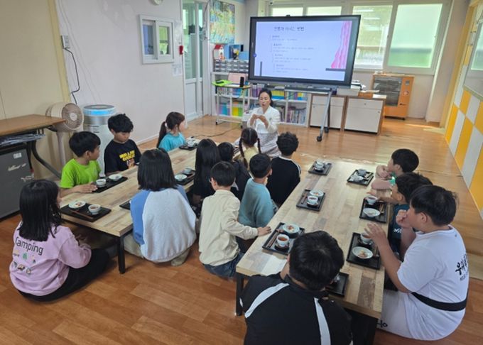 금호평생교육관이 2025년 5월 7일 한별지역아동센터에서 ‘청소년 전통예절교실’을 열고 학생들에게 전통차 시음 예법을 지도하고 있다. /광주시교육청 제공