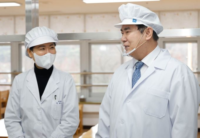 이정선 광주시교육감이 25일 진남유치원에서 신학기 대비 학교급식 특별점검을 하고 있다