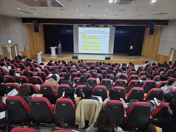 울산 지역 학교급식 업무담당자들이 26일 울산과학관 빅뱅홀에서 연수를 듣고있다.