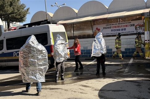 주민들이 방염포를 쓰고 차량으로 이동중