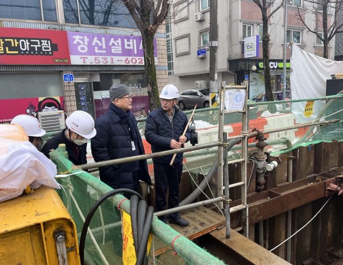 맨홀 추락방지시설 설치‘