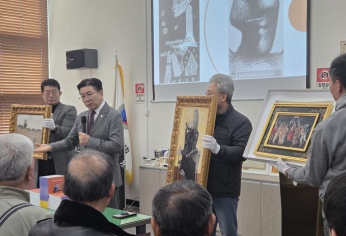 작품을 설명하고 있는 꾸바아트센터 차효준대표 (사진제공=K trendy NEWS)