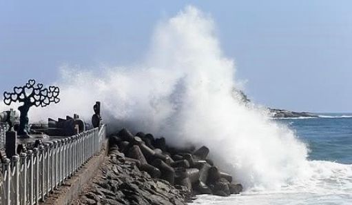 해안가 거센 파도