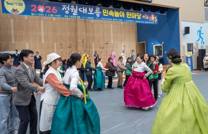 증평군, 생활체육관 가득 채운 대보름 흥...전통으로 소통하다