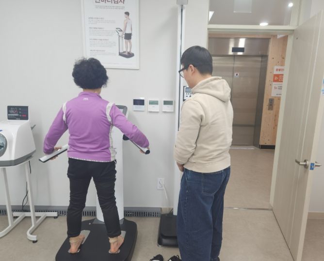 관저주민건강센터 중장년층 운동 프로그램 진행 장면