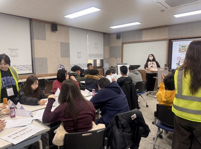 외국인 유학생들이 한국어 수업 받고 있는 모습