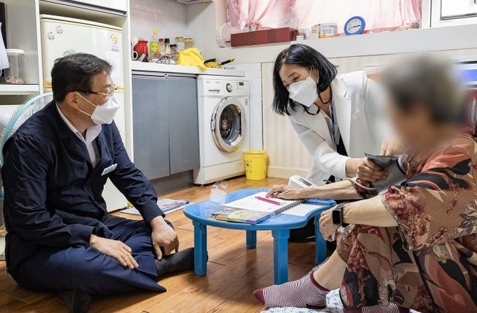 방문건강관리 사업 대상 가구를 방문한 김경호 광진구청장