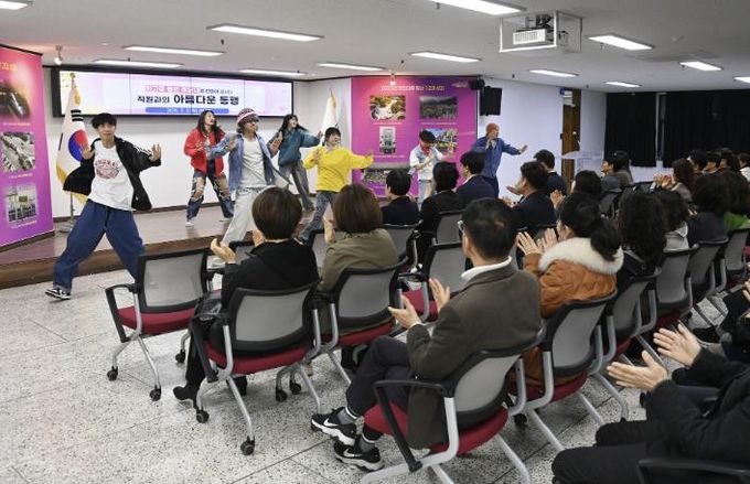 지난 3일 오전 9시 해운대구청 5층 대회의실에서 열린 직원정례조례에서 해운대문화예술단이 케이팝 댄스 공연을 펼치고 있다.