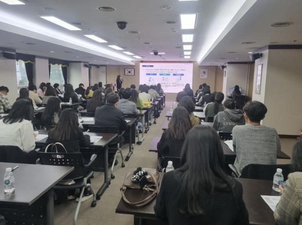 서구청 장태산실에서 열린 통합돌봄 전담인력 역량강화 교육 진행 장면