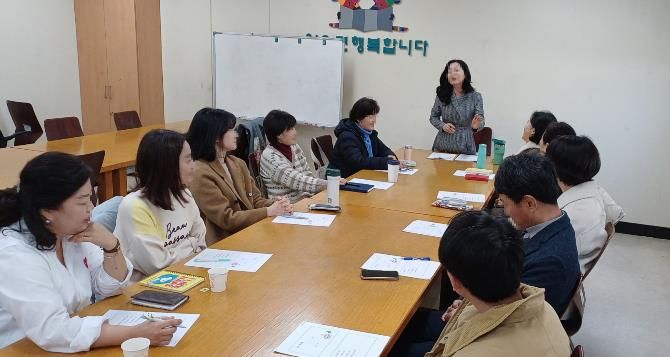 가수원도서관에서 진행된 '북살롱' 독서회 진행 장면(자료사진)