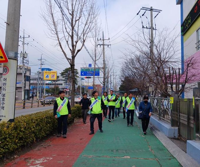 상주시, 개학기 학교 주변 불법 광고물 일제 정비