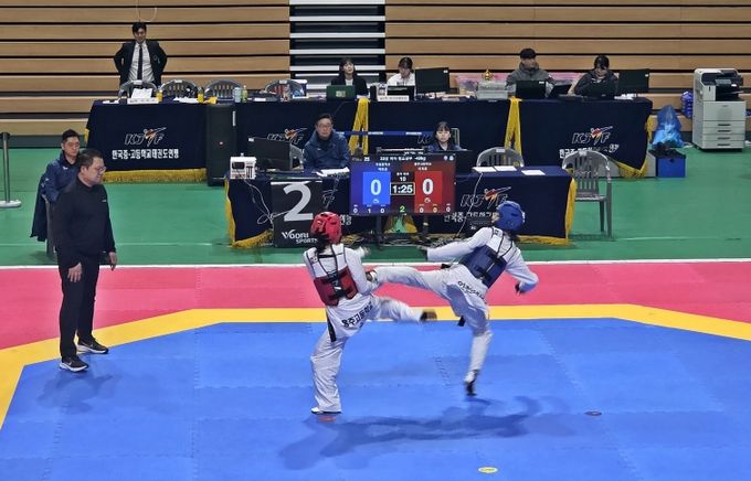 경주실내체육관에서 열린 ‘타슈켄트 2026 세계태권도청소년선수권대회 국가대표 선발전’에서 선수들이 겨루기 경기를 펼치고 있다.