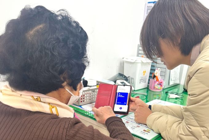 스마트 기기 활용 어르신 맞춤 건강관리 지원