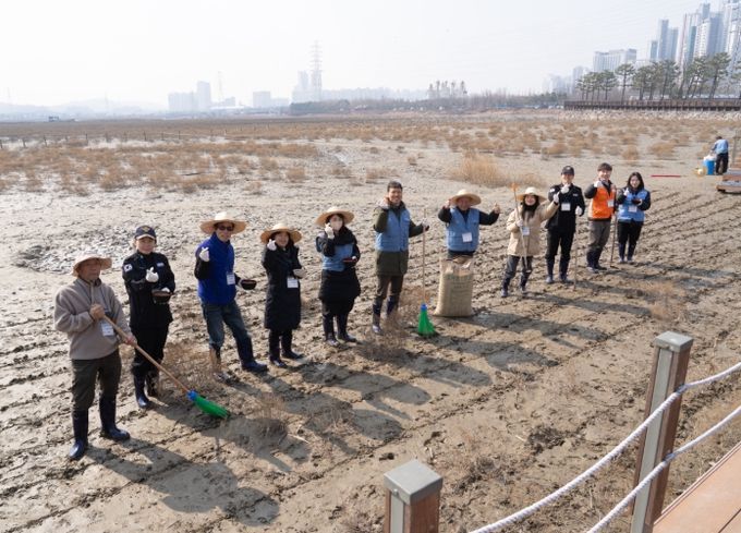갯벌 생태계 복원 및 탄소 흡수원 확대를 위한 염생식물 파종 행사