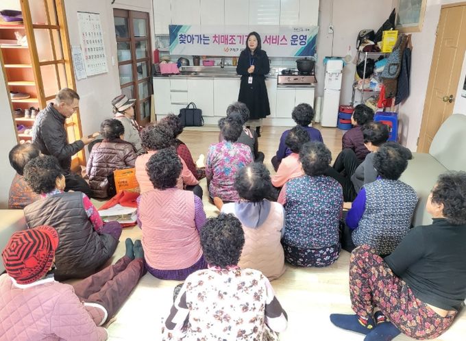 치매안심센터 방문이 어려운 어르신들이 자주 이용하는 경로당 방문검진