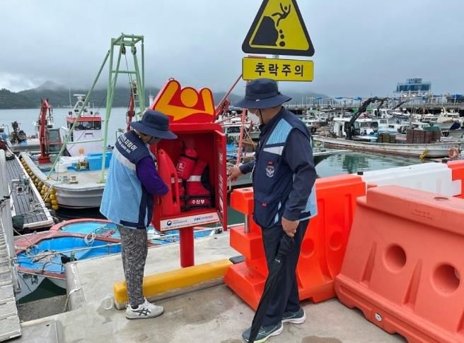 인명구조함을 점검중인 연안안전지킴이들의 모습
