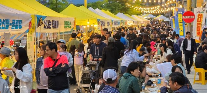 제67회 밀양아리랑대축제 기간에 시민과 관광객들이 ‘신나는대로(차없는 거리)’ 행사에 참여하고 있다.