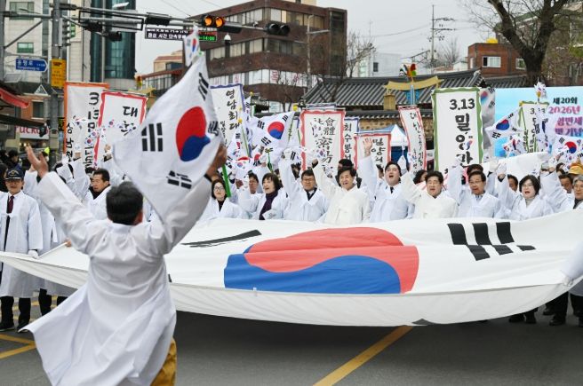 3·13 밀양만세운동 행사 참여자들이 시가행진을 하고 있다.
