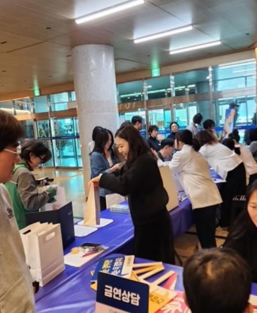 시민들이 시청 로비 건강체험관에서 혈압·혈당 측정과 건강상담을 받고 있다