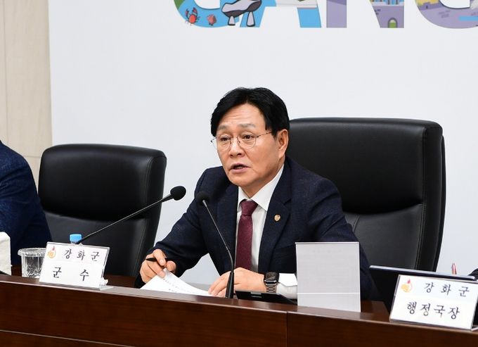 강화군, 하나라도 더 따온다… 공모사업 총력 대응(회의를 주재하는 박용철 군수)