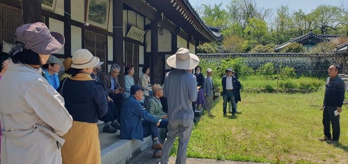 2025년 백호문학관 한시강독 답사 장면.