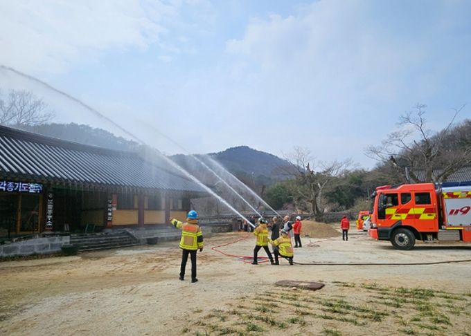 잿더미 위기 막는다… 전남소방, 전통사찰·문화재 '이중 방어' 실전 훈련 전개