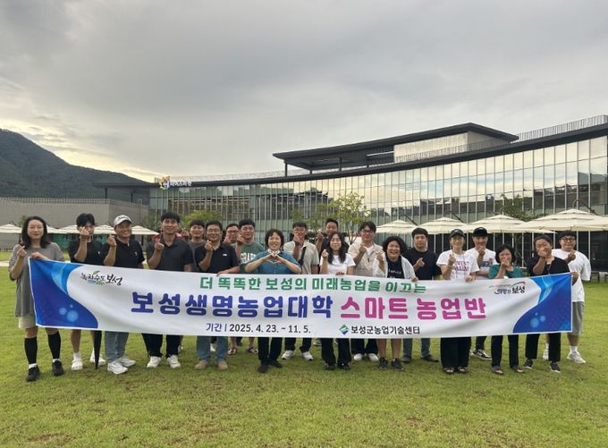 보성군 벌교읍-고흥군 동강면 고향사랑기부제 상호 기부_보성군 벌교읍과 고흥군 동강면 직원들이 단체 사진을 찍고 있다