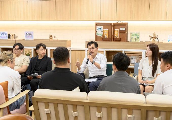 지역 청년들과 토론하고 있는 이기재 양천구청장