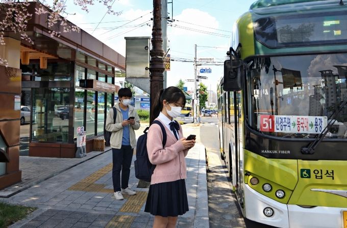 경주 황성공원·시립도서관 버스정류장에서 청소년들이 시내버스에 탑승하고 있다. <AI 생성 이미지>