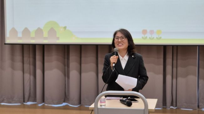 19일, 나성동 복합커뮤니티센터 1층 다목적강당에서 ‘3월 시작의 달, 두려움을 용기로 바꾸는 부모의 첫 걸음’이라는 주제로 열린 학부모 정신건강 특강 박영신 정책국장 인사말씀 모습