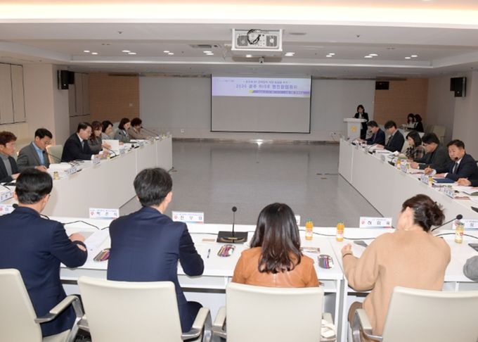 김영문 광주광역시 문화경제부시장이 19일 오후 시청 중회의실에서 열린 2026 광주RISE 행정협업회의에 참석해 지역혁신중심 대학지원체계(RISE) 사업과 연계한 협력사업 발굴·행정협업 강화 방안을 모색하고 있다. /광주광역시 제공