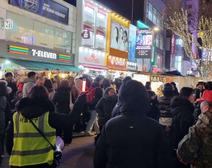 지난해 명동 연말 인파 관리 모습
