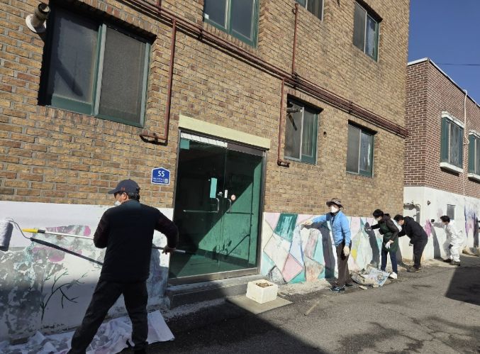 동두천시 보산동 주민자치위원회, 노후 벽화 정비로 쾌적한 도시환경 조성