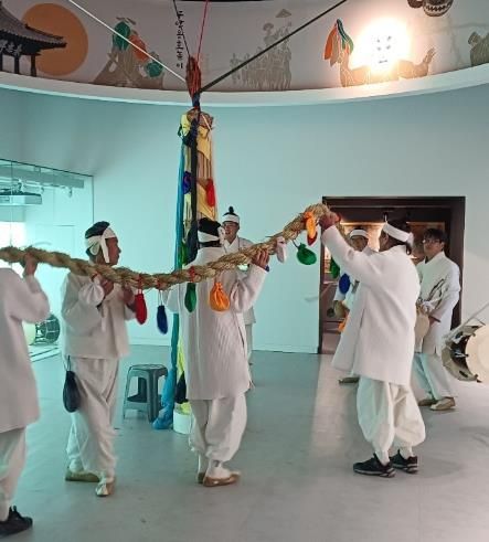 밀양시립박물관 민속실에서 용줄갈이행사를 진행하는 모습