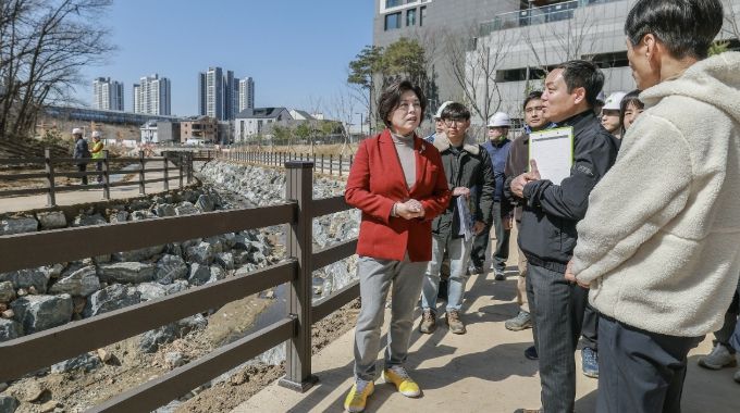 과천시, 지식정보타운 제비울천 산책로 현장점검…3월 말 조기 개방