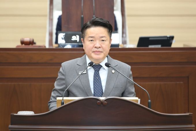 “인천시의 자치 인사권 침해 저지와 공직자 권익수호 규탄 결의안 채택” 위원장 김남원