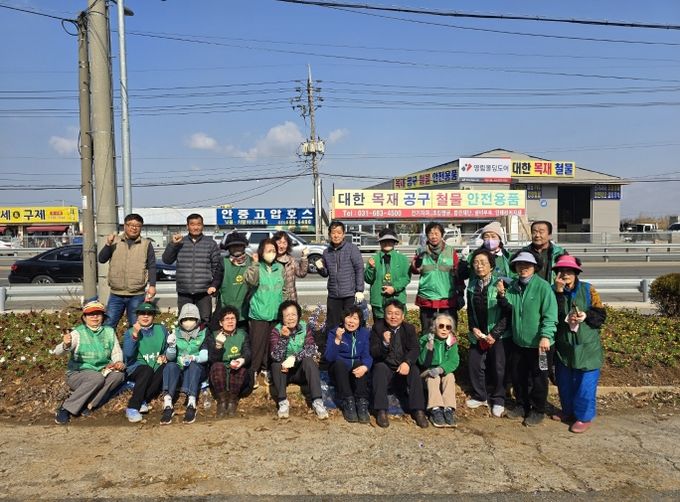 포승읍 새마을남여지도자회, 새봄맞이 꽃 심기 및 관내 대청소 전개