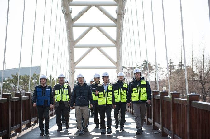 인천시설공단은 20일, 해빙기안전사고 예방을 위하여 청라공원사업단 현장을 대상으로 ‘CEO 주재’ 특별 안전 점검을 실시했다.