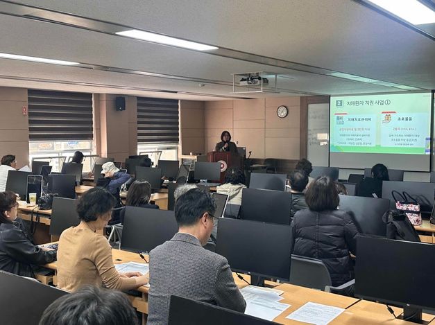 만안치매안심센터는 23일 국민건보공단 안양운영센터와 함께 장기요양 급여이용설명회에서 치매안심센터를 상세히 안내했다