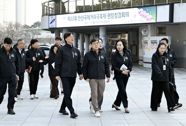 이민근 안산시장이 23일 안산문화광장에서 제22회 안산국제거리극축제 현장점검을 하고 있다.