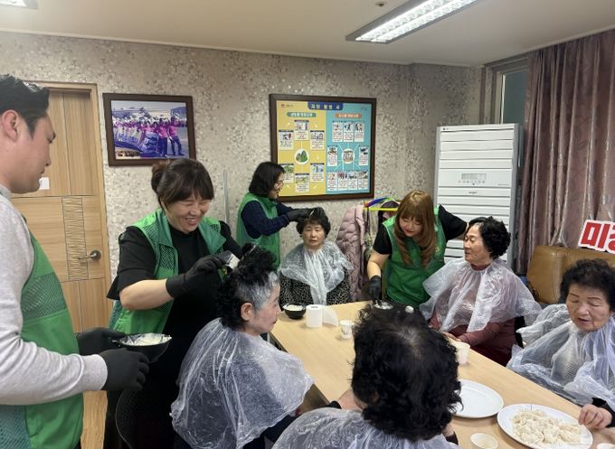 김천시청년새마을연대, 경로당 어르신 염색